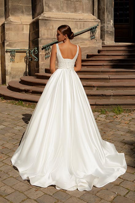 903-2-Wedding-dress-Lady-Di-Bride-1